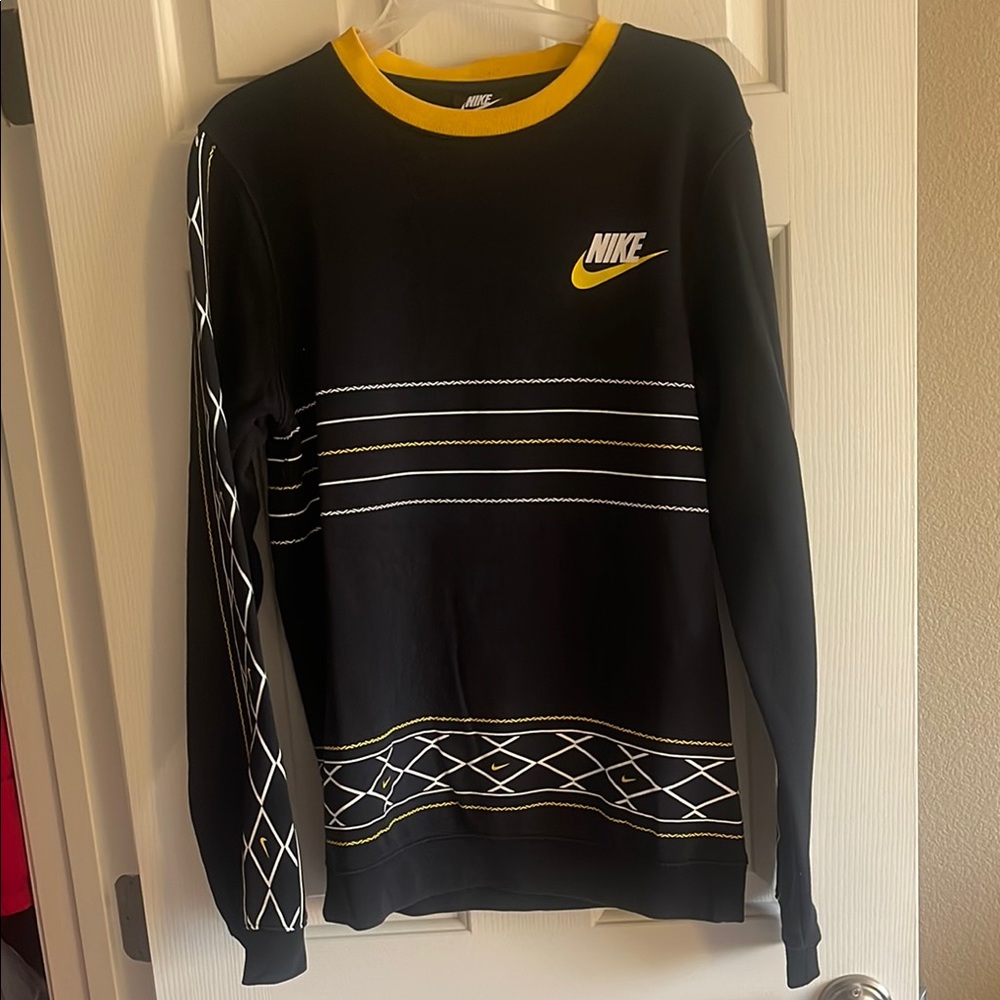 Nike Black and Yellow Crewneck Sweater with Geometric Patterns